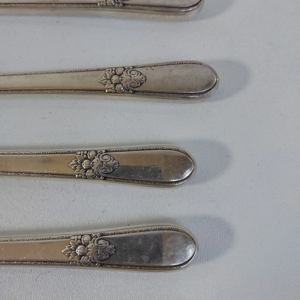 8 Vintage 1847 Rogers Brothers Silver Plated‎ Adoration Dinner Knives